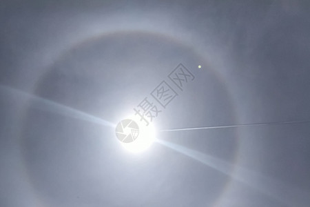 飞机飞过光环 天空中的光晕现象 一种罕见的自然现象 三晕太阳戒指圆圈苍蝇天气彩虹阳光科学灰色背景宇宙图片
