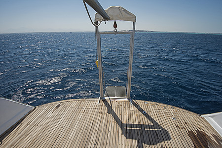 豪华马车游艇后甲板上的梯子不锈钢天空平台潜水蓝色木头金属巡航生活框架图片