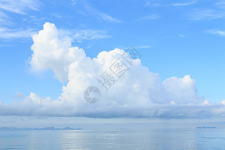 蓝色天空背景的夏季海景墙纸地平线风景海洋全景海滩场景海浪航程旅行图片