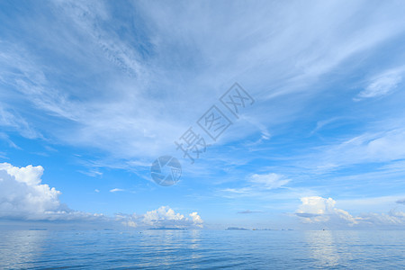 蓝色天空背景的夏季海景地平线航程场景全景海浪旅行墙纸风景海洋海滩图片