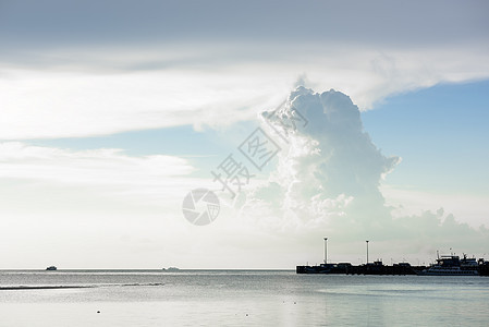 在泰国Samui码头的蓝海和天空中图片