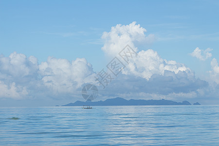 蓝色天空背景的夏季海景旅行航程场景风景墙纸地平线海浪全景海滩海洋图片