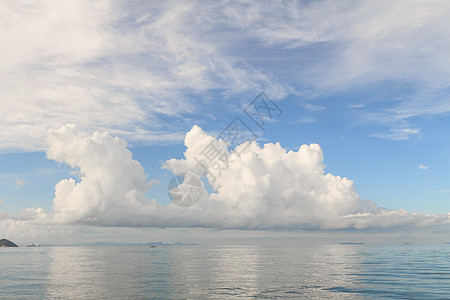 蓝色天空背景的夏季海景海浪墙纸旅行地平线海洋风景航程海滩全景场景图片