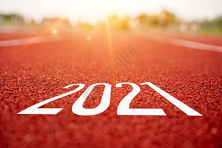 跑道上到 2021 年的起跑线代表着商业规划 战略和挑战或职业道路 机会的目的地之旅的开始营销解决方案竞赛跑步自由旅行创新水平运图片