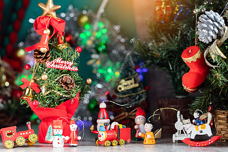 带装饰树的无焦点灯光的圣诞节背景卡片金子美丽图片