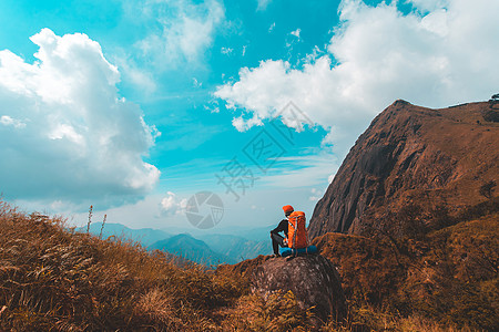 在山峰上举起手来 成功的人的休眠救援挑战团队探索帮助运动风险冒险远足者山顶图片