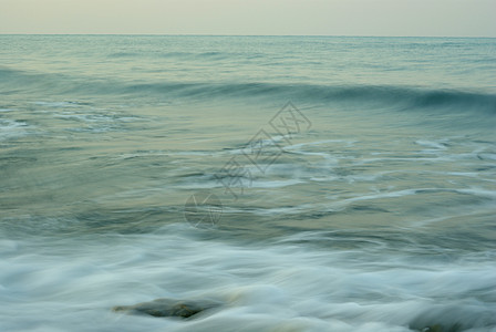 沿海线的海水和岩石扰动运动蓝色旅行支撑风景力量海岸泡沫沿海气泡图片