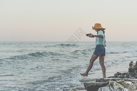 女性在海滨的理念旅行中放松海滩天空幸福海景海洋情绪女孩假期微笑女士图片