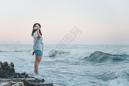 女性在海滨的理念旅行中放松海洋天空快乐乐趣海滩女士海岸闲暇生活热带图片