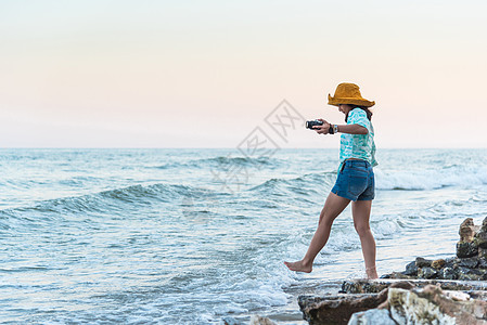 女性在海滨的理念旅行中放松海滩快乐女士生活海景支撑微笑热带乐趣情怀图片