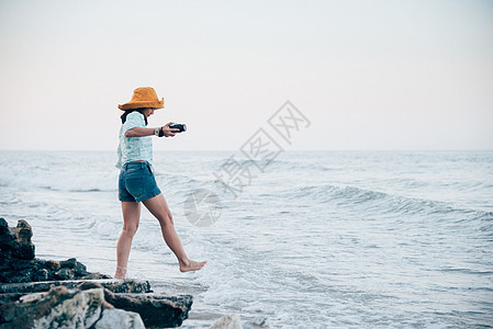 女性在海滨的理念旅行中放松海岸天空情绪热带海景喜悦女孩日落生活支撑图片