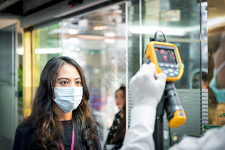 等待温度测试的人 在热扫描机上灾难扫描病人传感器技术相机流感暴发安全疾病图片