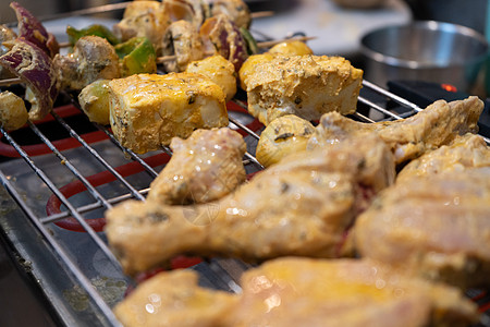 用热电烧烤炉煮油和香料 在一家印度家庭里做三卡马萨拉大餐午餐小吃休闲饮食美食活动烹饪柔焦炙烤健康饮食图片