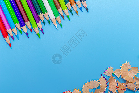 在蓝色背景上孤立的行中的彩色木制铅笔 带复制空间的顶视图玫瑰专辑学校乐趣木头橙子教育办公室框架爱好图片