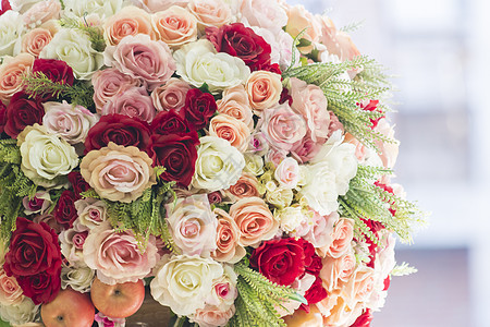 花朵背景的多彩玫瑰手工彩色月季花精神装饰品团体制品花束玫瑰花瓣工艺图片