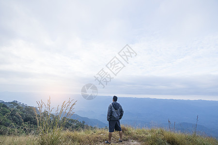 站在山丘上的男人图片