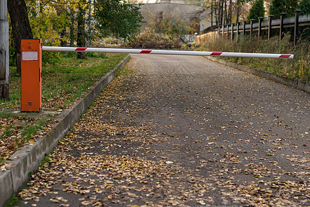 通往大楼的公路上的障碍物;图片