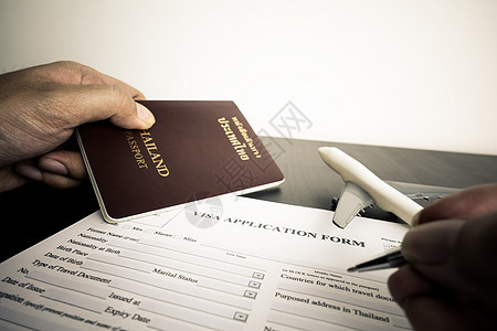 旅游者正在填写签证申请表图片