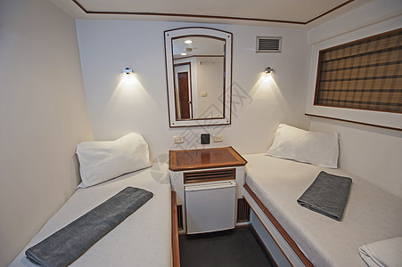豪华私人游艇客厅旅游壁灯旅行卧室镜子木头枕头舷窗工艺羽绒被图片
