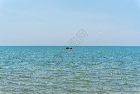 渔船出外在蓝海或海洋捕鱼假期海浪场景蓝色食物天空渔夫天线海岸钓鱼图片