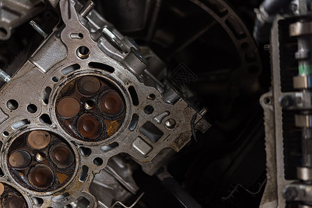 在 garag 拆卸的汽车脏发动机汽缸金属车库燃料拆除速度杂交种电机运输科学技术图片