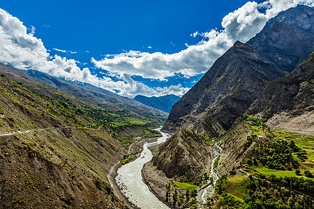 喜马拉雅山的钱德拉河旅游乡村风景田园泥路山脉溪流旅行运输小路图片