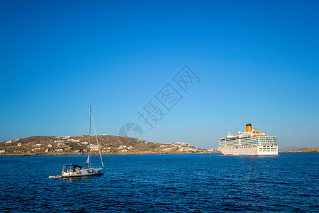 希腊米科诺斯岛乔拉岛和密科诺斯岛的爱琴海是游艇和游轮图片
