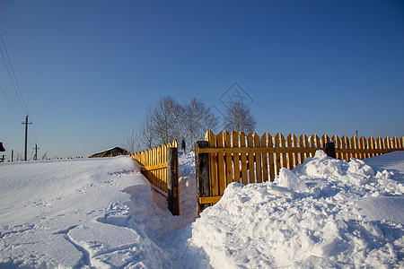 雪中木栅栏 下雪背景树木后院村庄森林风暴农村乡村院子甲板房子图片