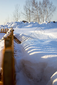 雪中木栅栏 下雪背景甲板乡村花园露台国家木头天气积累季节村庄图片
