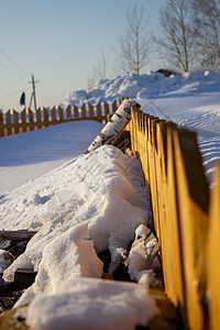 雪中木栅栏 下雪背景国家季节森林木头院子后院乡村花园操场农村图片