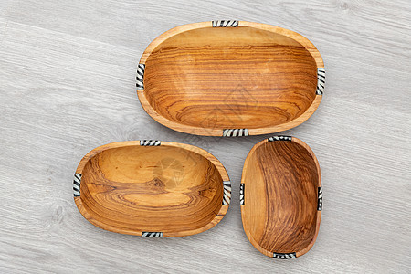 圆形和长方形木质碗 用于在压层木制背景下展示开胃菜和水果图片