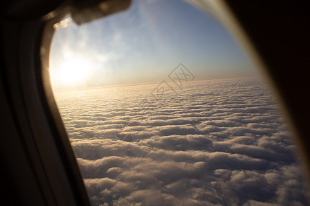 从飞机上观测广云地貌的空中风景地平线高度太阳气氛运输平流层蓝色航空窗户地球图片