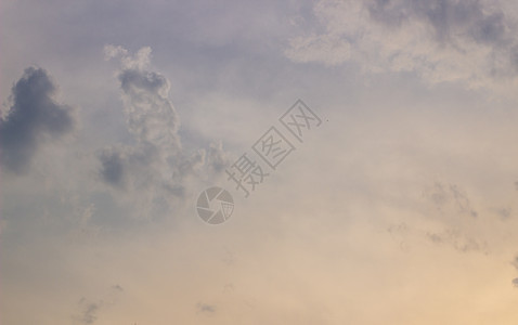 蓝天空 乌云和太阳光背景蓝色橙子假期天堂空气太阳薄雾季节天气日出图片