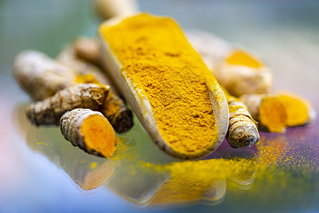 木制勺子和根的涡轮粉Kurkuma黄色味道药品香料蓝色食物烹饪情调香气橙子图片