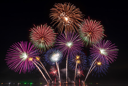 真正的烟花节在天空庆祝 晚上在海岸边的海上庆祝新年倒计时庆祝背景快乐念日假期展示火箭焰火庆典节日派对夜生活图片