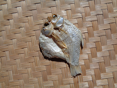 具有自然背景的咸鱼干燥过程 生鱼 印度尼西亚语 爪哇语 称为 ikan balur 它是印度尼西亚传统的著名配菜钓鱼热带海滩薯条图片