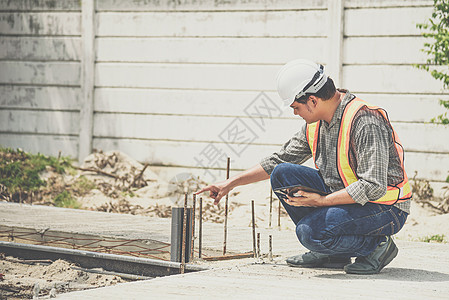 建筑工地的人力建筑工程师安全帽男性安全技术工人衣领橙子工作工程师电脑图片