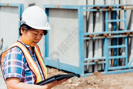 建筑工地的女建筑工程师人数头盔女性药片技术女士学徒工程建设者工作工人图片