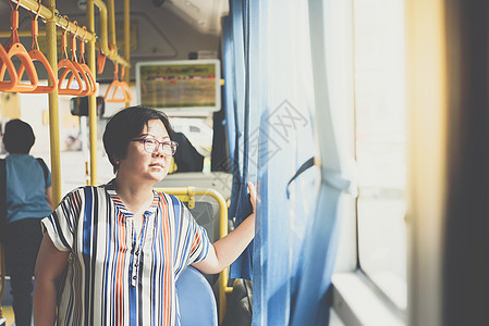 亚洲妇女乘客车到城市旅行的亚洲妇女一日游公共汽车过境旅游高峰汽车路线车辆运输交通图片