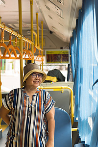 亚洲妇女乘客车到城市旅行的亚洲妇女旅游服务车辆运输街道生活女士公共汽车乘客交通图片