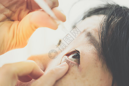 妇女使用眼滴 人工眼泪药品女性润滑剂医生液体滴管医院治疗女孩商品图片