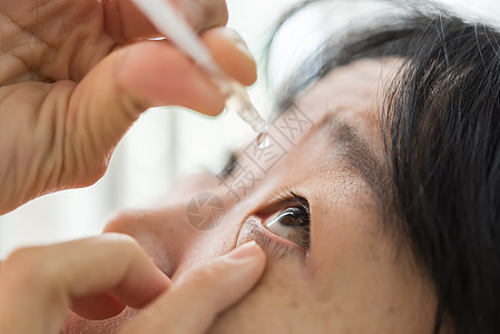 妇女使用眼滴 人工眼泪泪液药店治疗女孩女性眼球液体刺激眼睛滴管图片