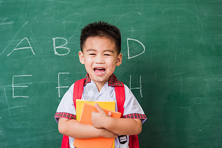 身着校服 有书包和Bob学生制服的幼童幼儿园手势快乐男生童年黑板孩子木板学习教育绿色图片