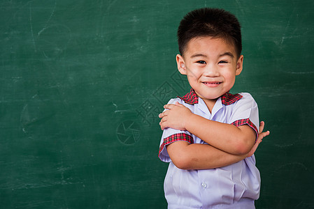 幼稚园儿童穿着学生制服 在绿色的沙丘上微笑童年黑板课堂教育学校男性孩子乐趣商业瞳孔图片