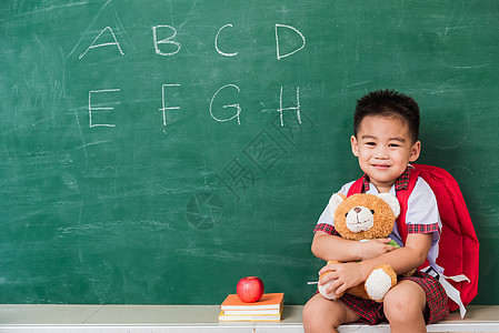 幼儿园儿童男孩穿着学生制服 背着书包S瞳孔男生学校教育学习朋友玩具熊课堂知识玩具图片