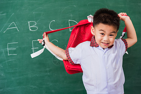 幼儿园男孩穿着学生制服 带书包S的校服乐趣黑板课堂背包绿色男生孩子们瞳孔教育木板图片