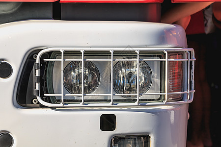 由金属烤炉保护的消防车灯图片