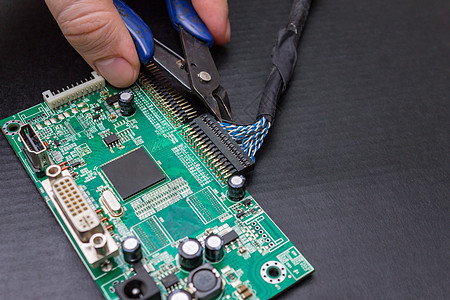修理电子电路板监视器的过程 电子工程师的工作图片