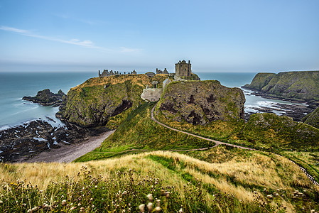 苏格兰邓诺塔尔城堡废墟爬坡堡垒吸引力蓝天海岸高地人行道海岸线场景图片