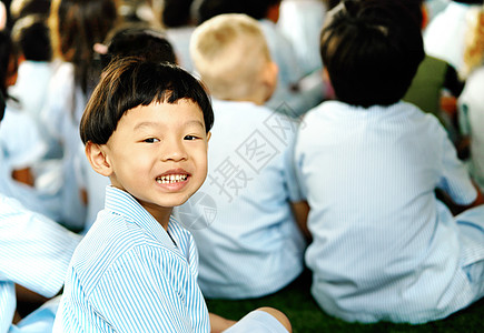 男孩学生在返回学校时按学生背景排成一排 c/图片